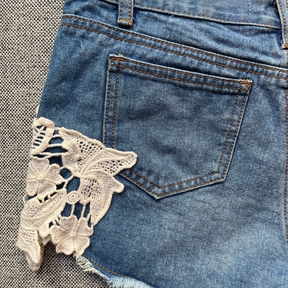 🩵 Vintage High Wasted Denim Shorts with Lace detailing , Size Large - Picture 6 of 17